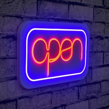 open neon na ścianie